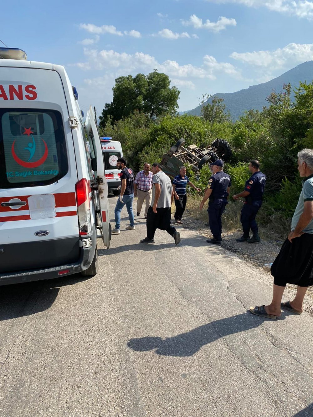 Traktör devrildi: 1 ölü, 1 yaralı