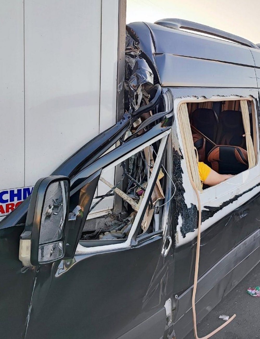 Tur minibüsü TIR'a arkadan çarptı: 2 ölü, 10 yaralı