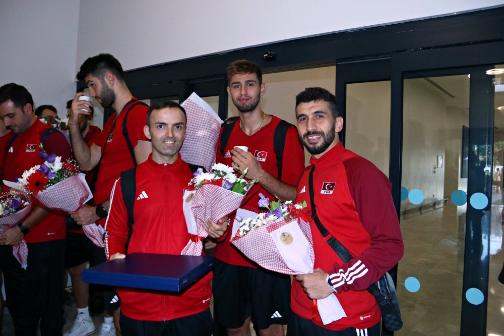 Challenger Kupası şampiyonu Filenin Efeleri, yurda döndü