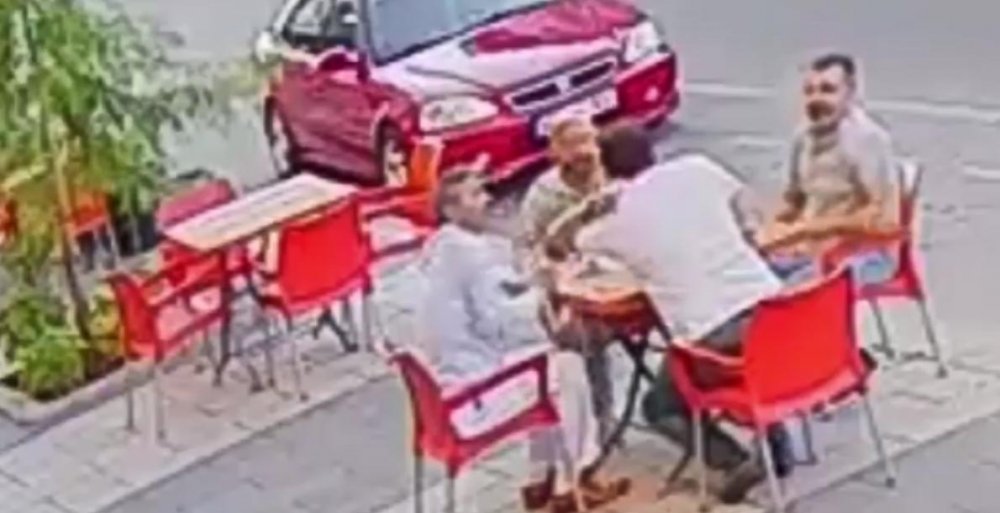 Çay içerken sırtına yorgun mermi isabet etti; o anlar kamerada