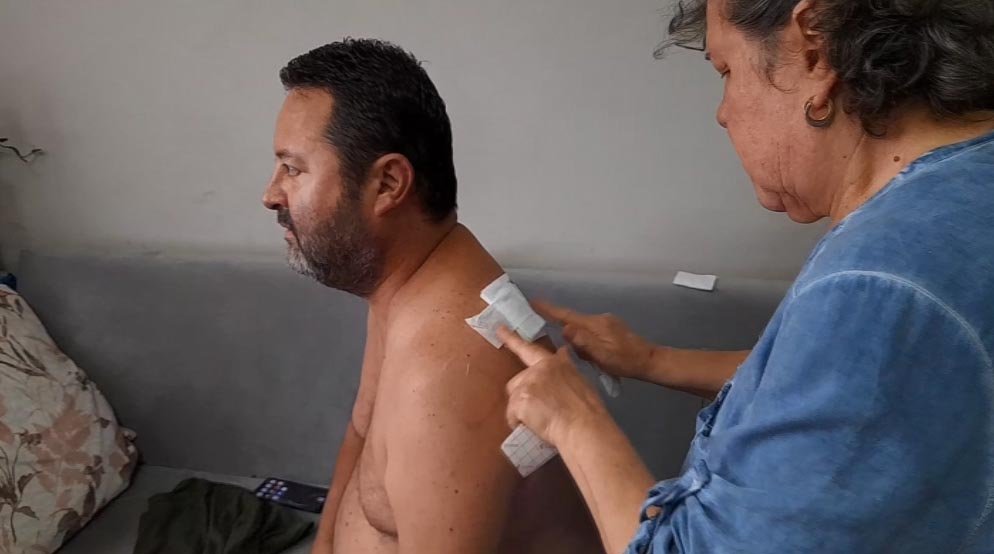 Çay içerken sırtına yorgun mermi isabet etti; o anlar kamerada