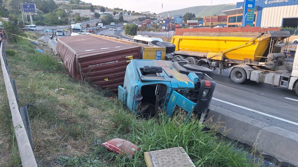 Kontrolden çıkan TIR menfeze devrildi: 1 ölü