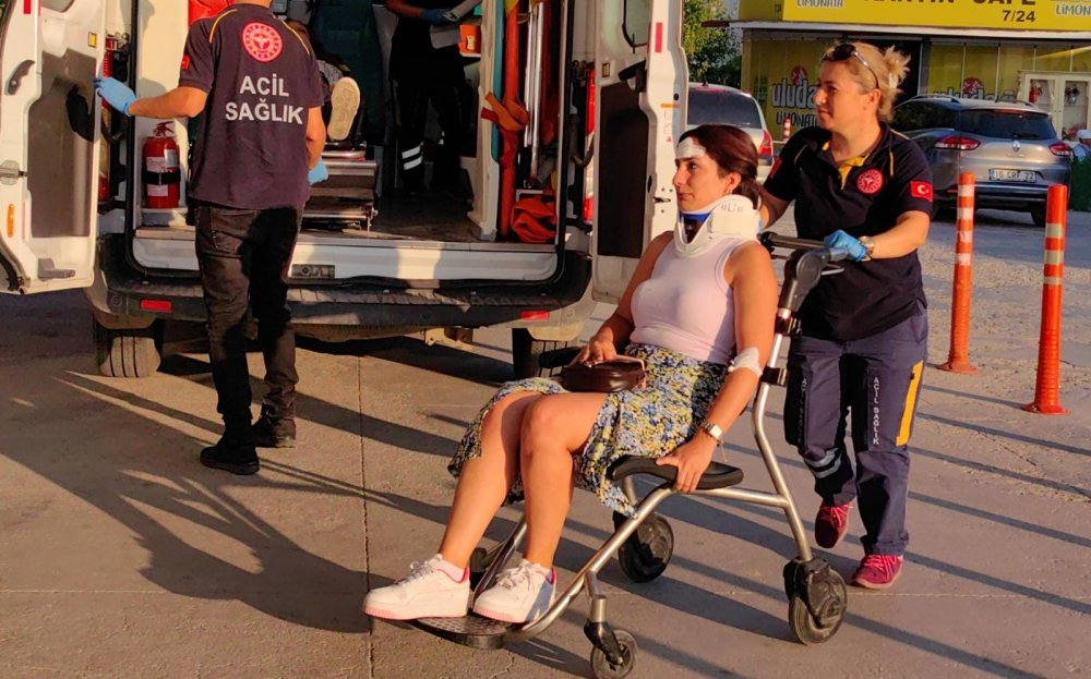 Seyir halindeki otomobil, önünde yavaşlayan cipe çarptı: 5 yaralı