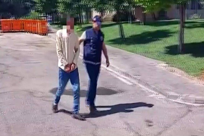 Arkadaş gibi sarıldı ve çaldı!