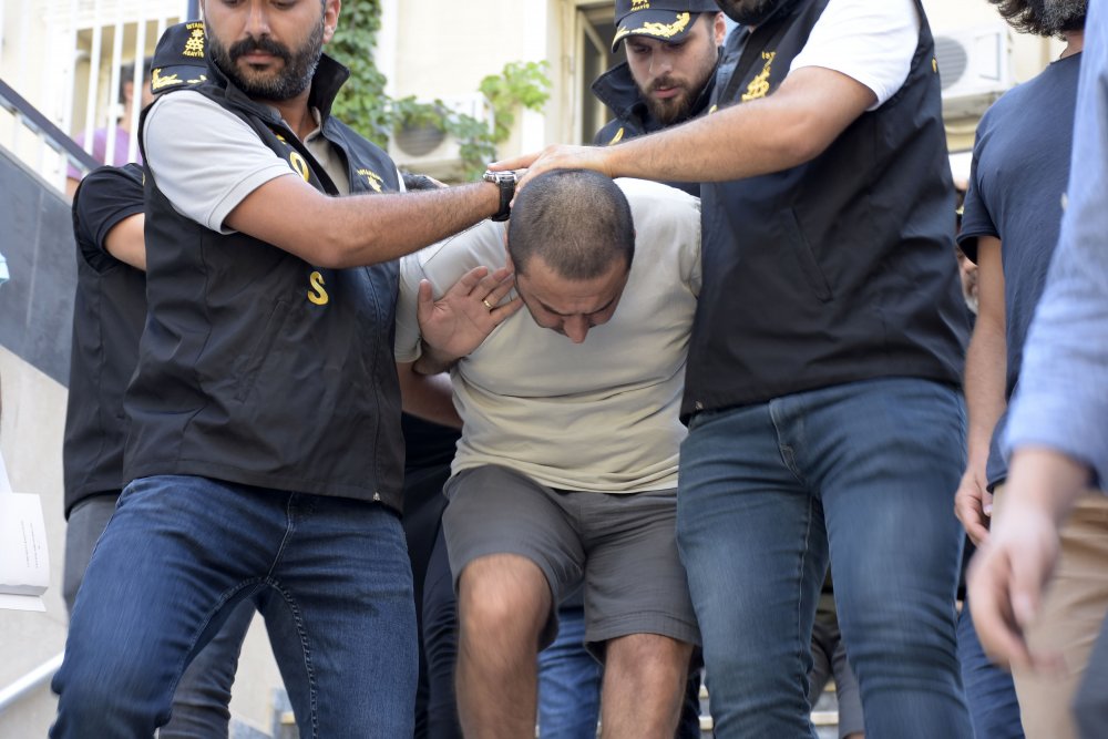 Katli saçlarını kesip oraya saklanmış!