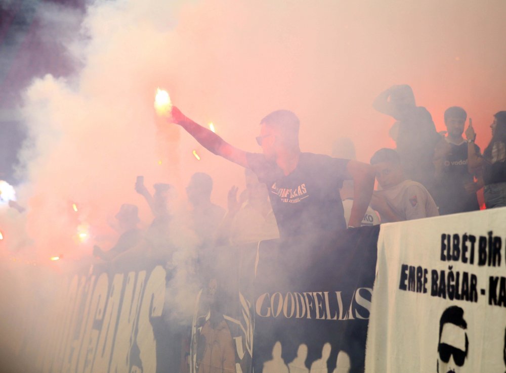 KF Tirana-Beşiktaş maçında tribün olayları... Maç geç başladı