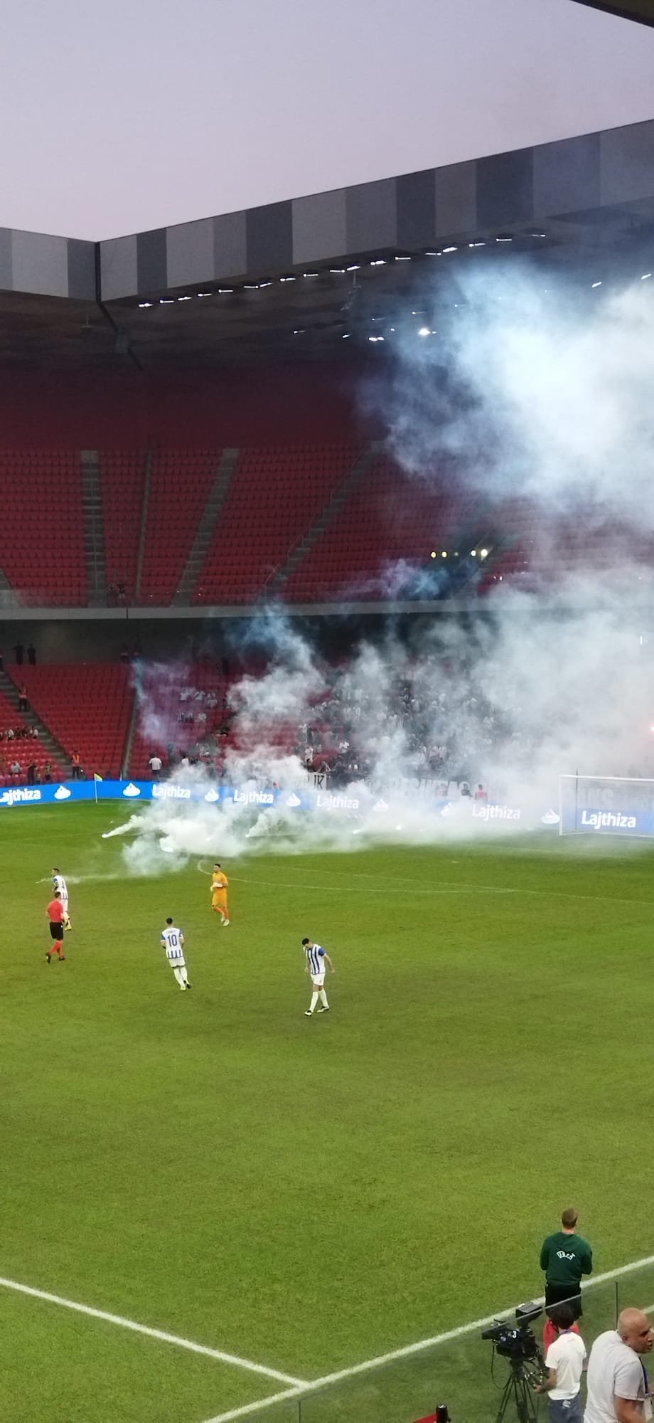 KF Tirana-Beşiktaş maçında tribün olayları... Maç geç başladı