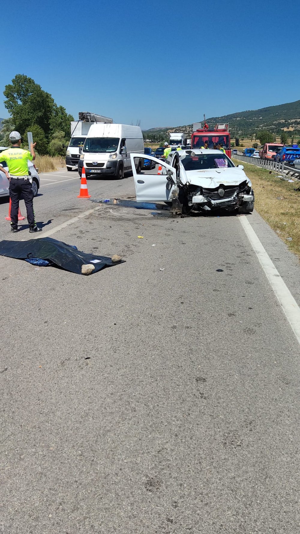 Otomobil bariyerlere çarptı: 10 yaşındaki Zeynep Nur öldü