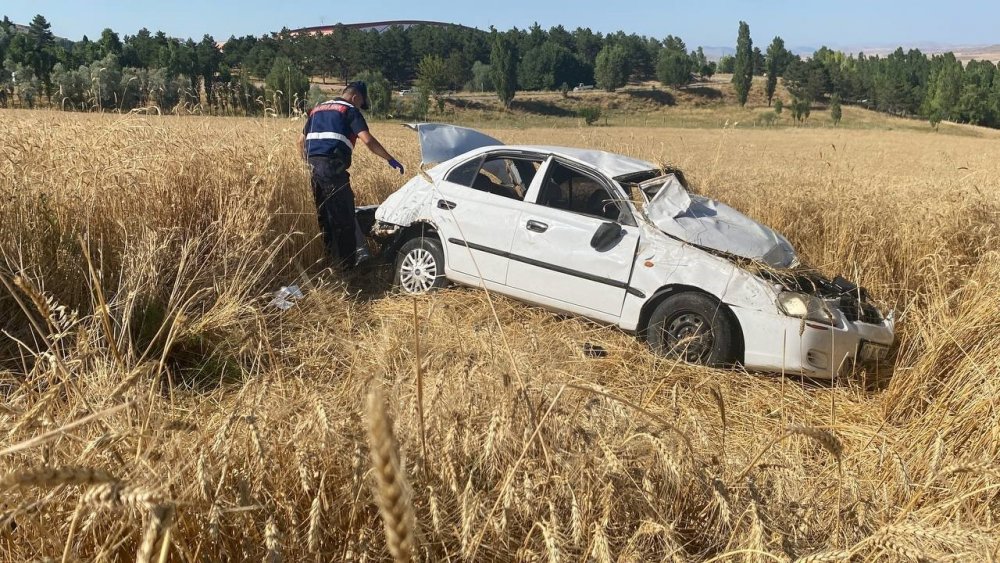 Direksiyon hakimiyetini kaybedip tarlaya uçtular