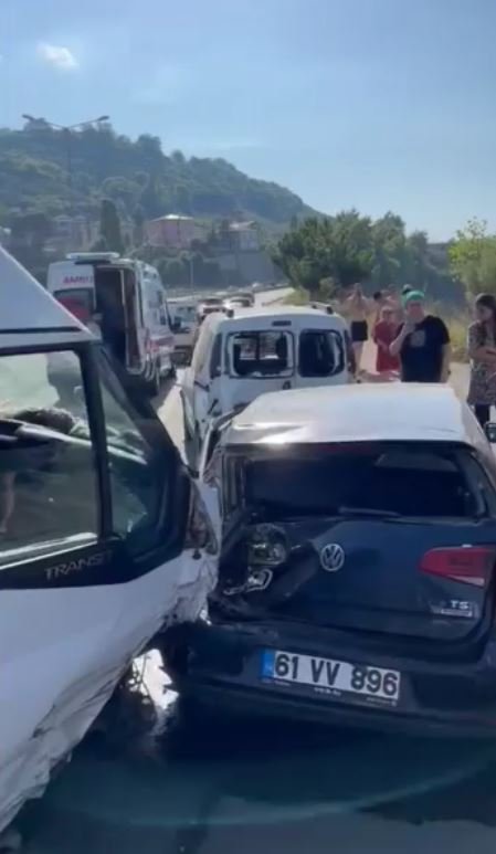 Minibüs park halindeki 7 araca çarptı!