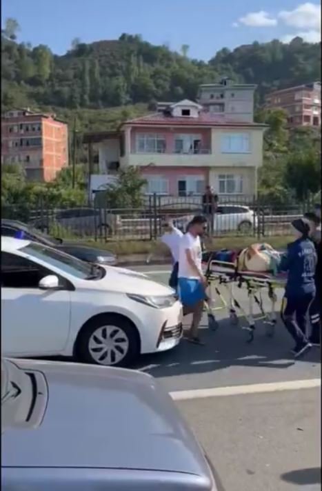 Minibüs park halindeki 7 araca çarptı!