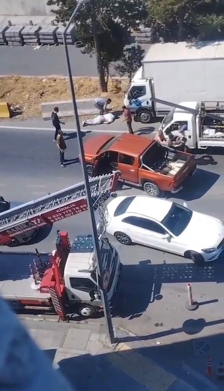 Tek yumrukla yere serdi