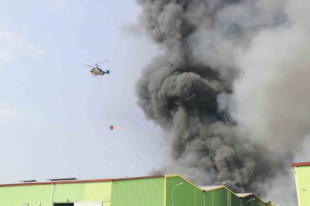 Adana'da geri dönüşüm tesisindeki yangın fabrikaya sıçradı