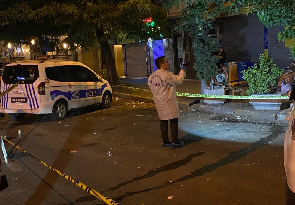 Beyoğlu'nda yol kenarında bekleyen kişilere silahlı saldırı: 1 ölü 1  yaralı