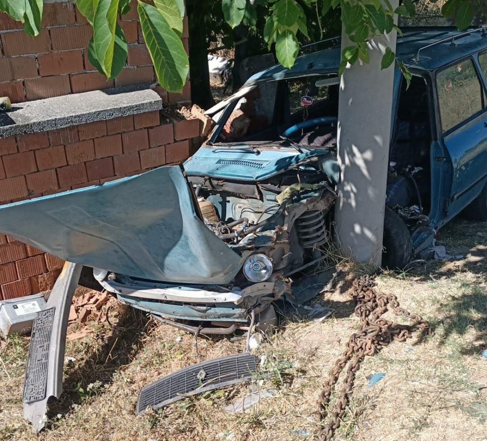 Elektrik direğine çarpan otomobilin sürücüsü öldü