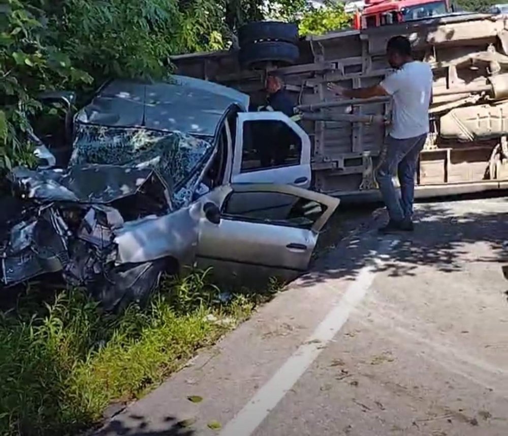 Tarım işçilerini taşıyan minibüs ile otomobil çarpıştı; 17 yaralı