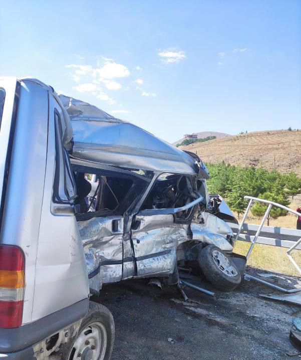 Yolcu otobüsü ile hafif ticari araç çarpıştı: 1 ölü, 7 yaralı