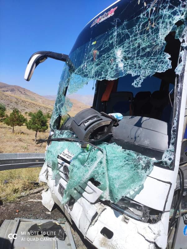 Yolcu otobüsü ile hafif ticari araç çarpıştı: 1 ölü, 7 yaralı