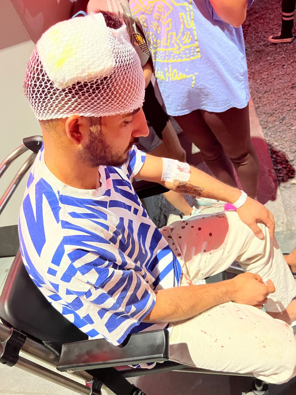 Balkondan atıldı, cam tavandan kafasına düştü!