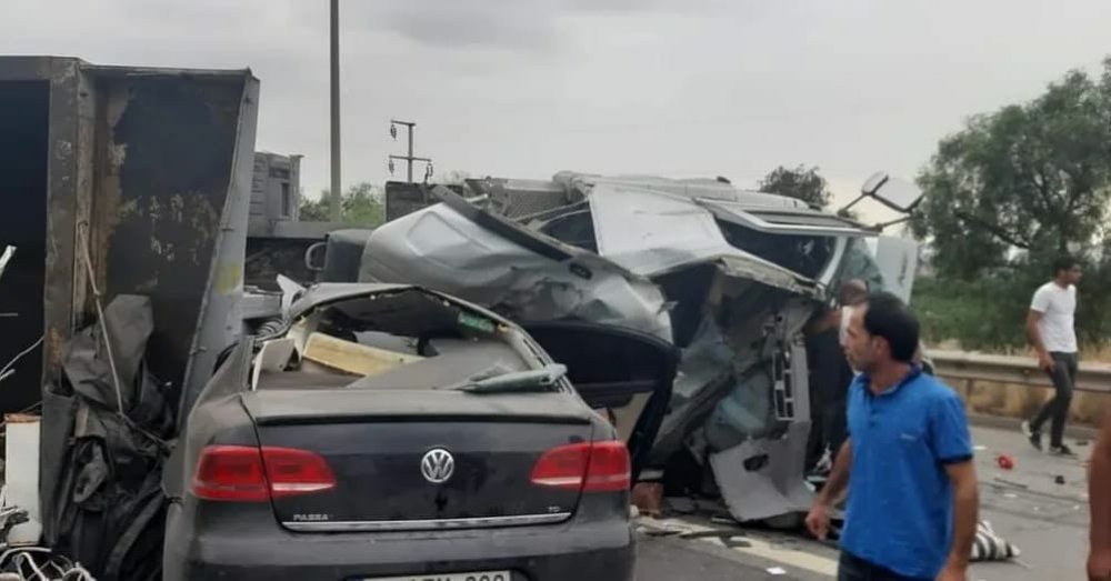 Karşı şeride geçen tır otomobile çarptı: Ölü ve yaralılar var