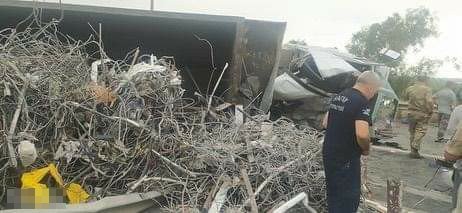 Karşı şeride geçen tır otomobile çarptı: Ölü ve yaralılar var