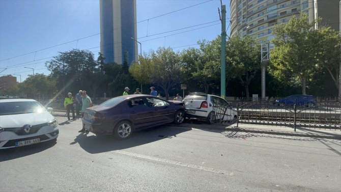 Konya Nalçacı Caddesi'nde çarpışan iki araçtan biri tramvay yoluna girdi