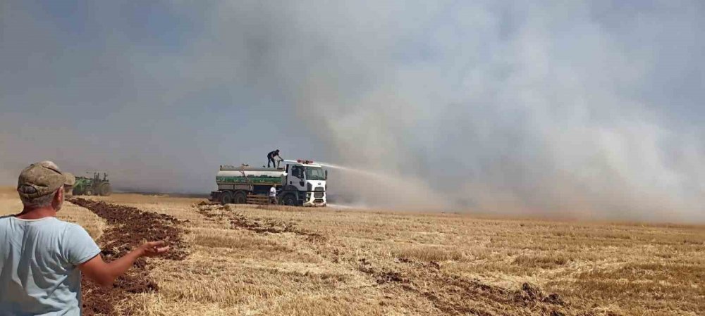 Konya'da minibüsteki yangın araziye sıçradı