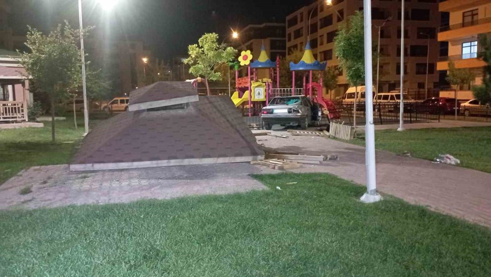 Konya'da kontrolden çıkan otomobil parka daldı