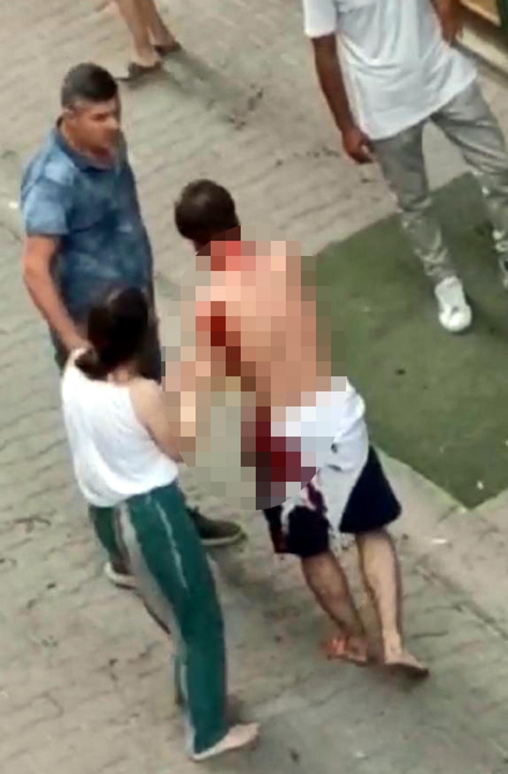 Apartman yöneticisi kavga ettiği anne ile oğlunu bıçakla yaraladı