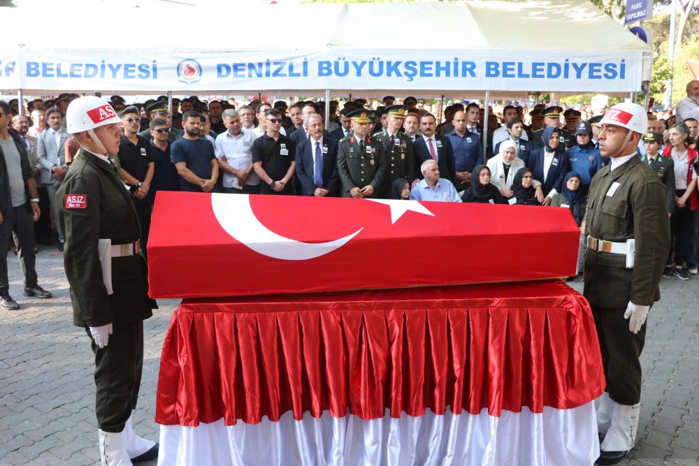 Şehit Uzman Çavuş Özek, memleketi Denizli'de son yolculuğuna uğurlandı