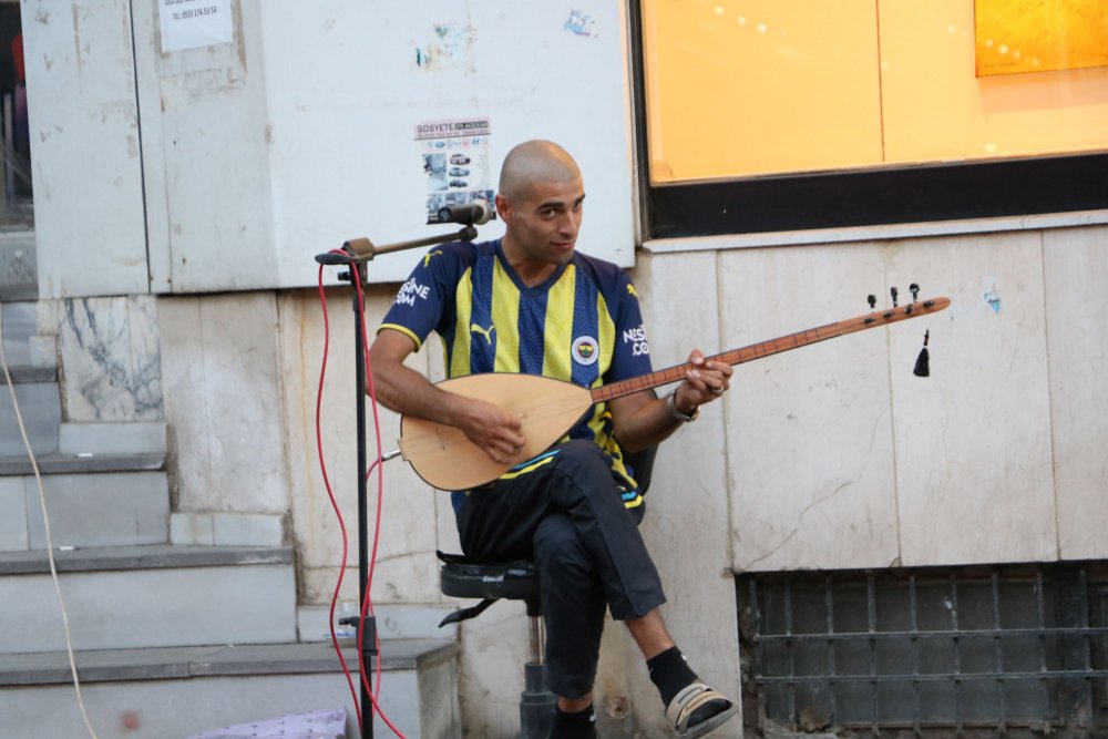 Tanımadığı kişilerin resmini çiziyor, hediye ederken video çekip sosyal medyada paylaşıyor
