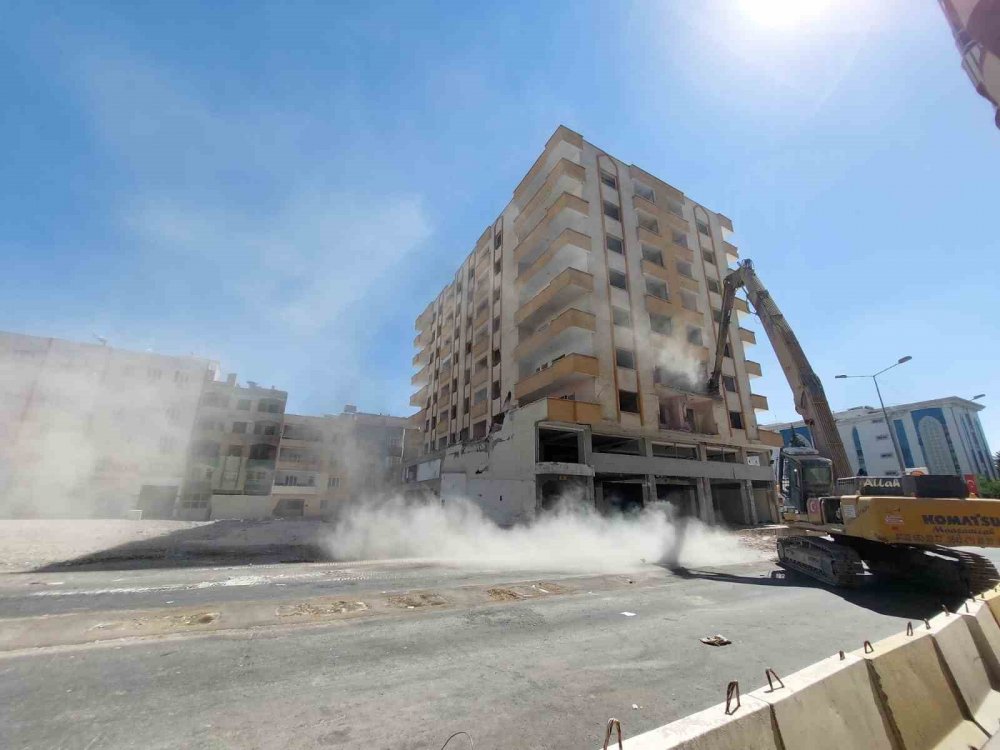 Ağır hasarlı bina yerle bir oldu!