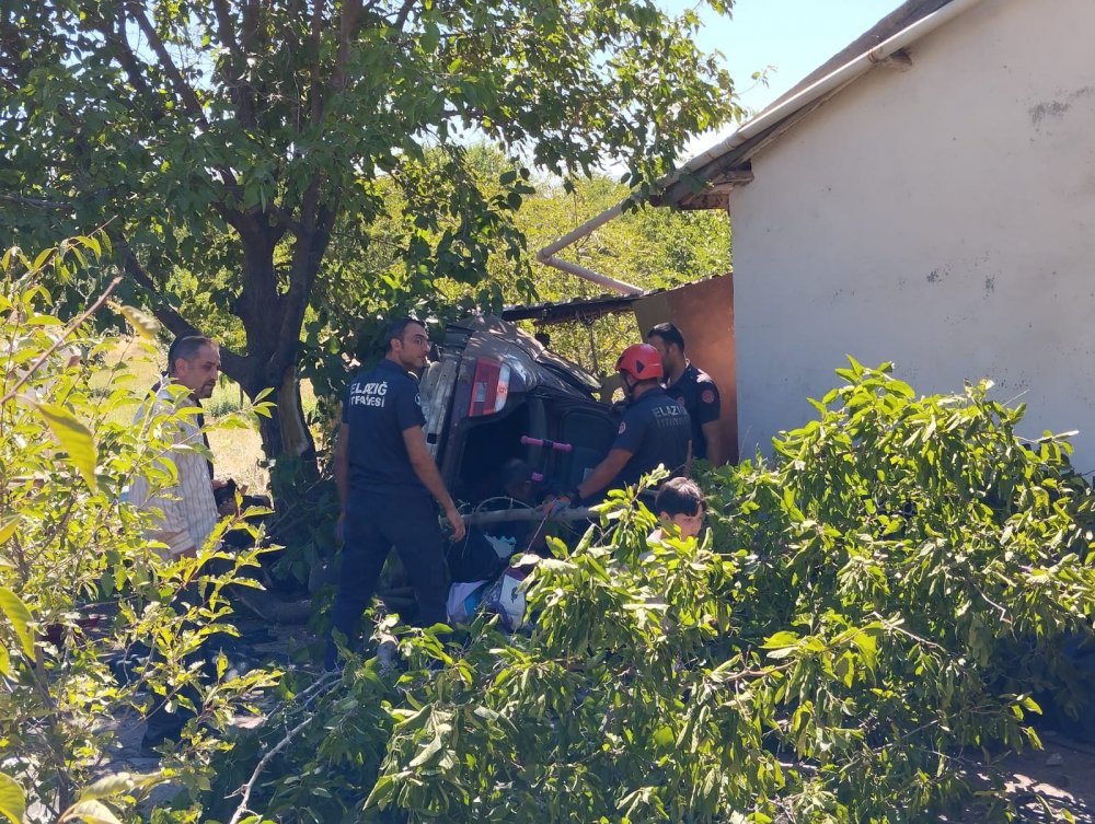 Otomobil yol kenarındaki bahçeye uçtu: Yaralılar var