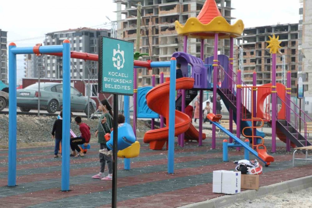 20 günde iki farklı bölgeye toplamda 541 konteyner inşa ettiler