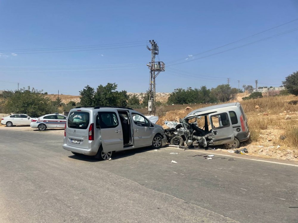 2 hafif ticari araç çarpıştı: 1 ölü, 8 yaralı