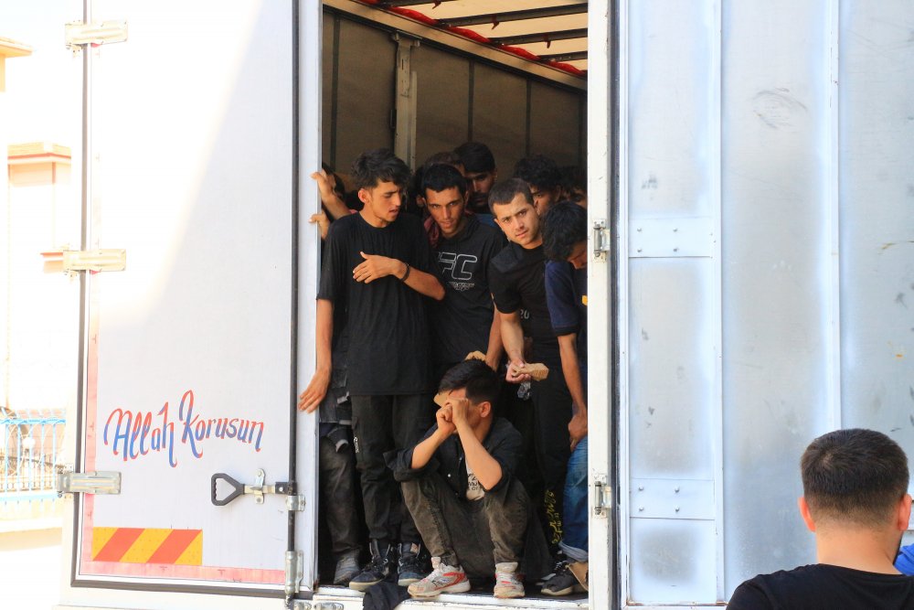 Kapalı kasa kamyonda 50 kaçak göçmen yakalandı