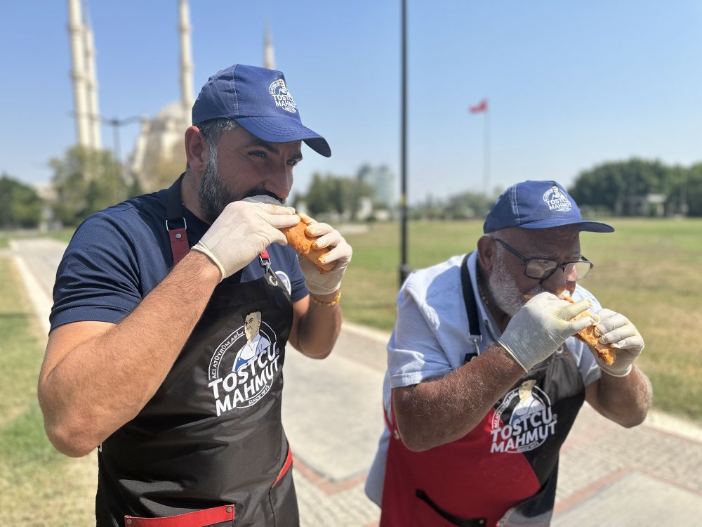 Adana'da hissedilen sıcaklık 50 dereceyi aştı: Güneşte yemek pişirdi