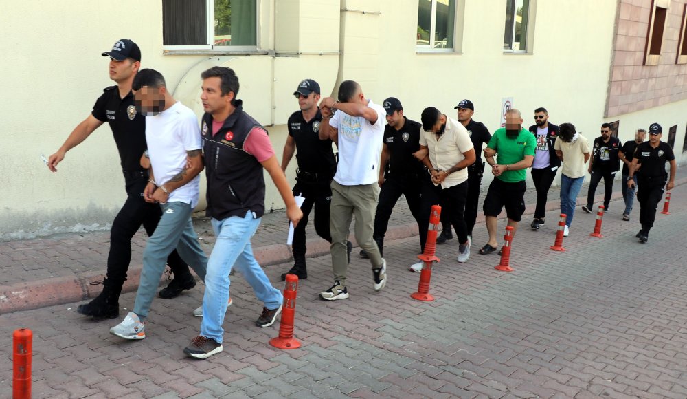 Devrilen otomobilde  milyon TL’lik uyuşturucuyla yakalanan 3 şüpheli adliyede