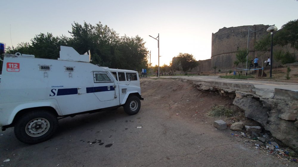 Kız arkadaşıyla çay bahçesindeyken tartıştığı kişinin silahlı saldırısına uğradı