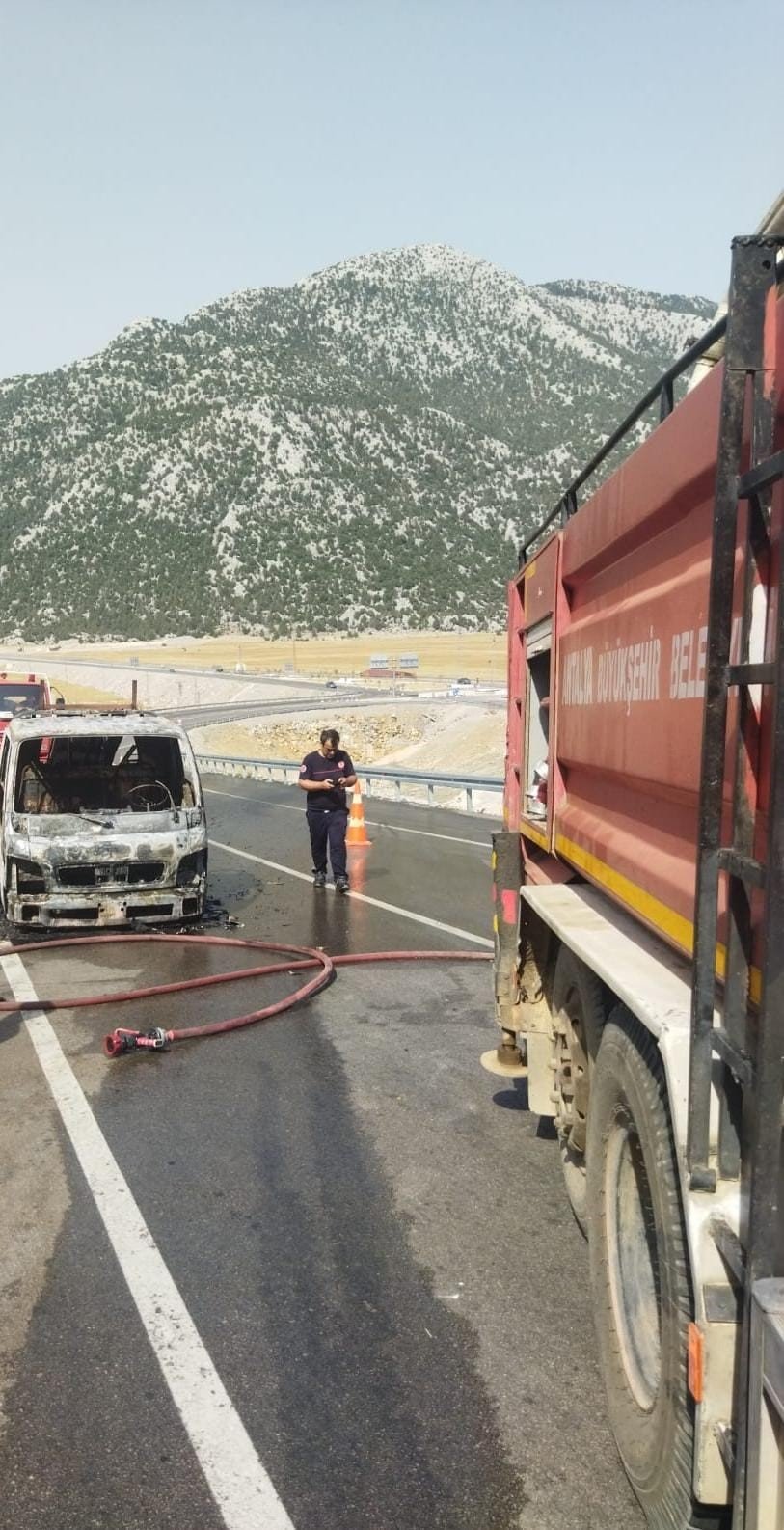 Doğal gaz kombi yüklü kamyon küle döndü