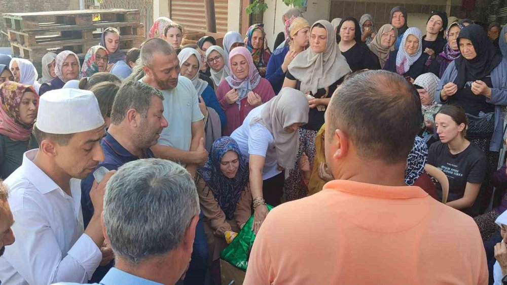 9 yaşındaki Beril gözyaşları arasında son yolculuğuna uğurlandı