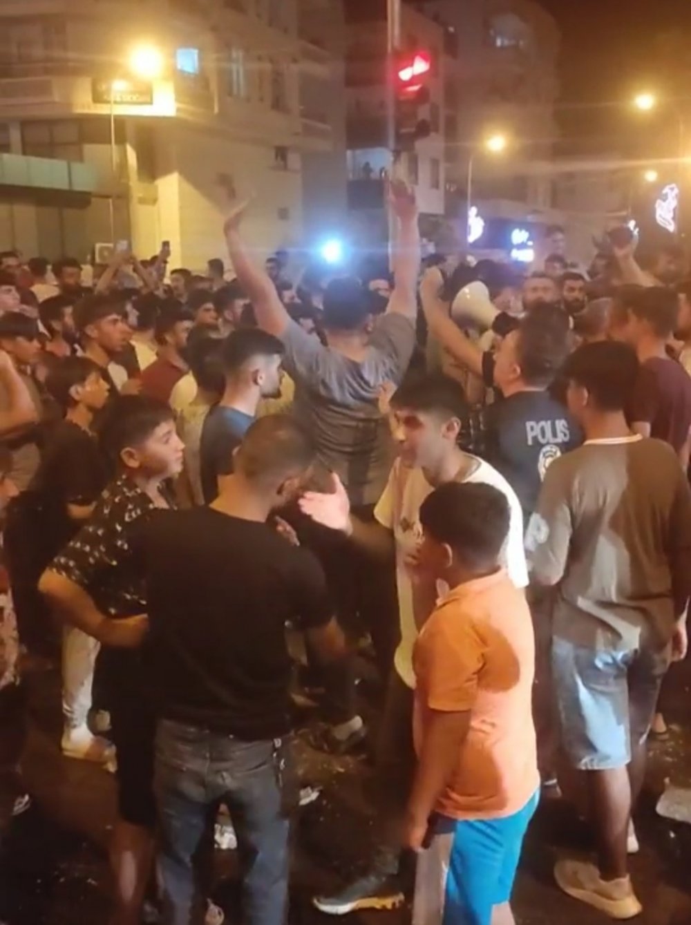 Yabancı uyruklu şahsın küçük çocuğa tacizde bulunduğu iddiası ilçeyi karıştırdı