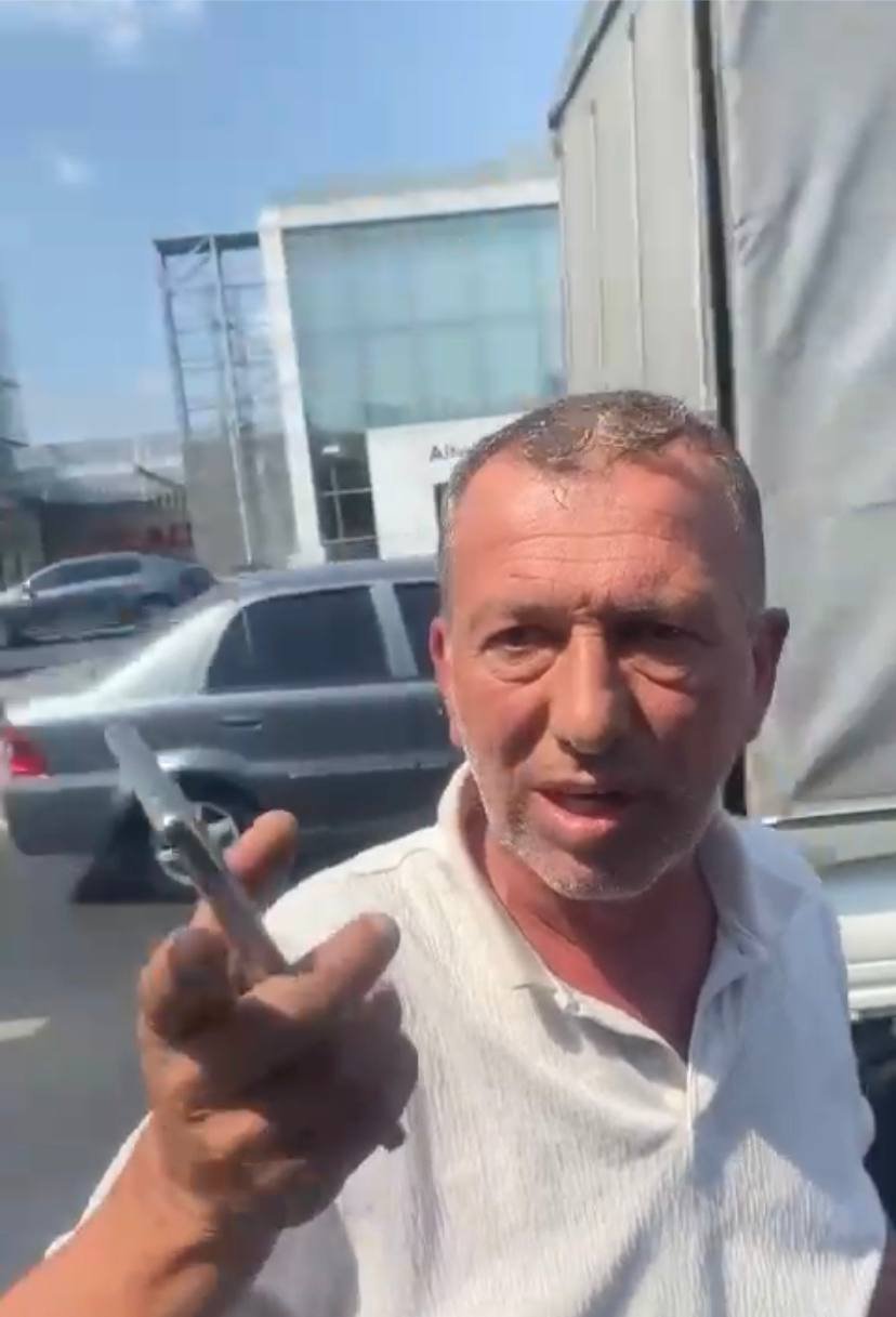 Hayrete düşürecek olay! Ambulansın önünü keserek...