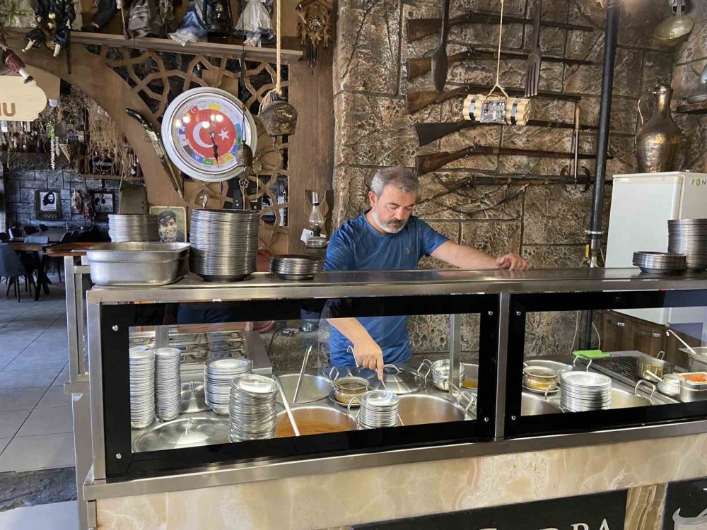 Konya'da Sanatçı Gülden Karaböcek’in şarkı söylediği çorbacıdan açıklama