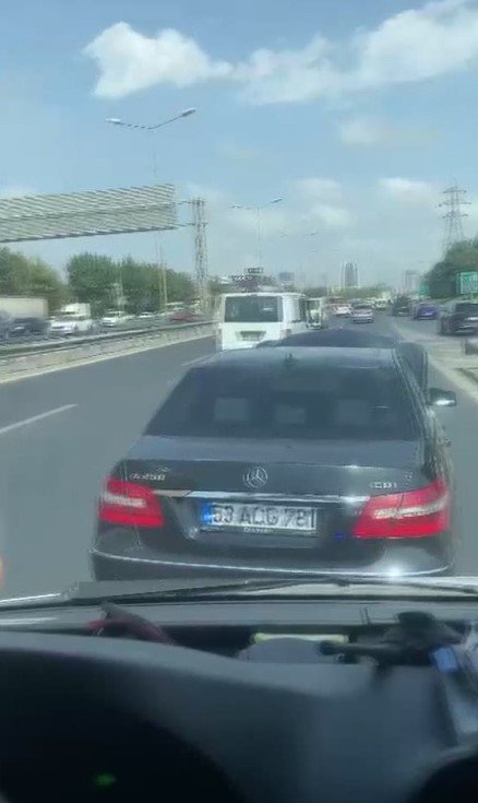 Hasta taşırken ambulansın önünü kesti!