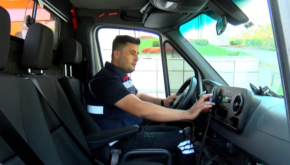 Hasta taşırken ambulansın önünü kesti!