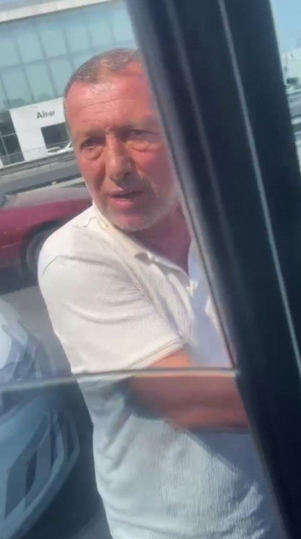 Hasta taşırken ambulansın önünü kesti!