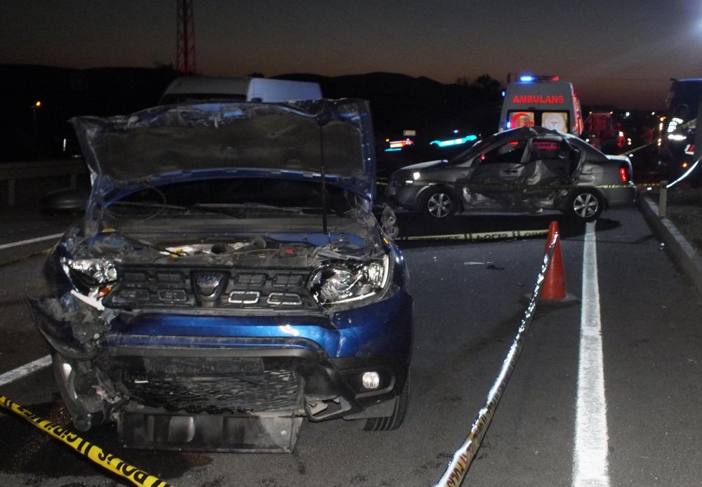 İki otomobil çarpıştı: 1 ölü, 2 yaralı