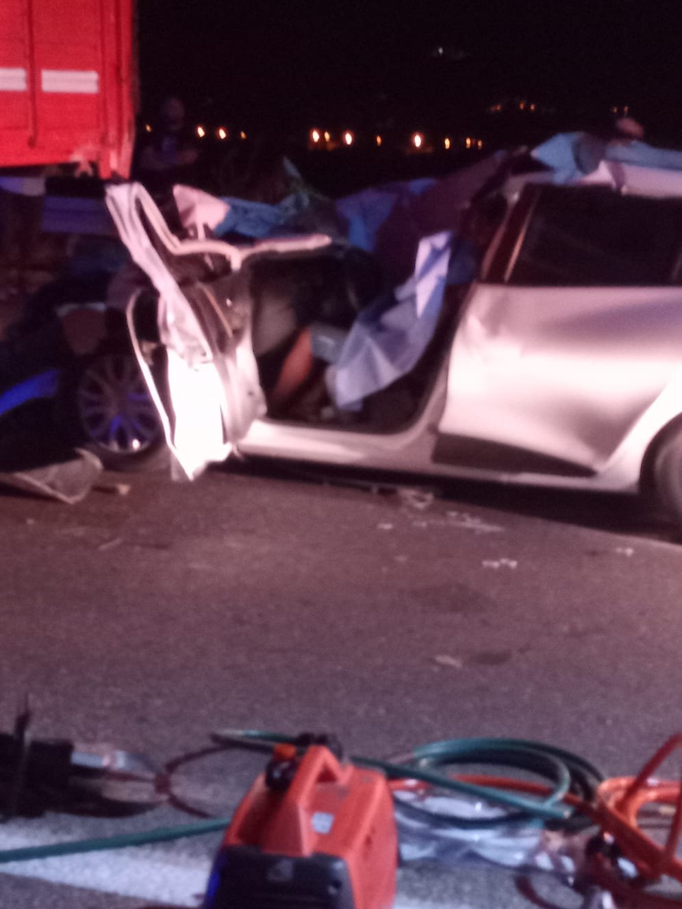 Kamyona çarpan otomobildeki baba öldü