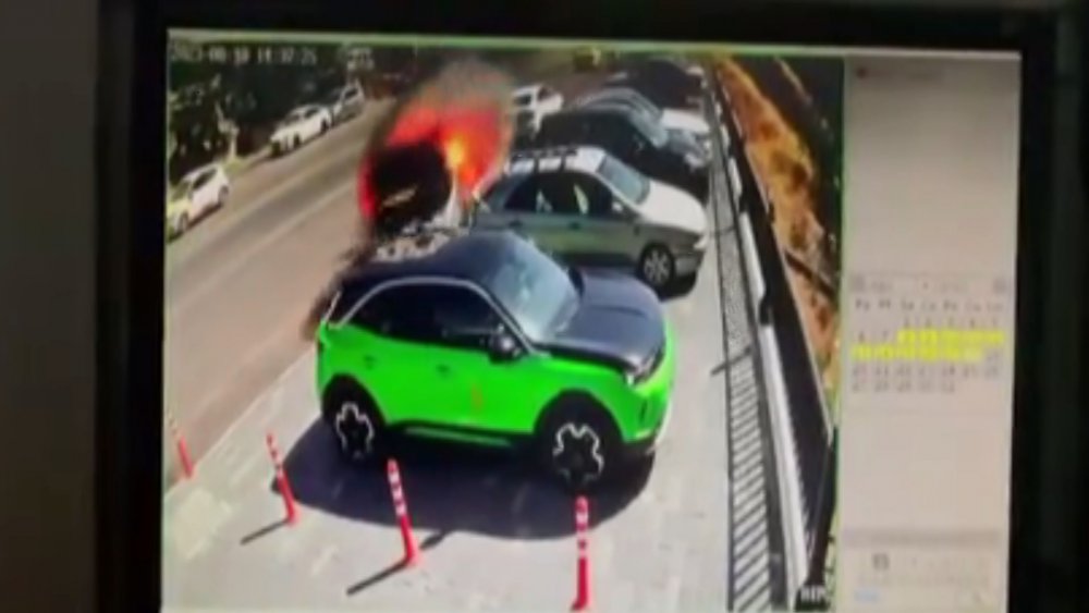 Yanan araç, hareket edip cipe çarptı!